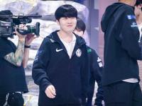 乐竞体育-Rookie回归赛场，高光表现首场状态亮眼，IG观众沸腾！的简单介绍